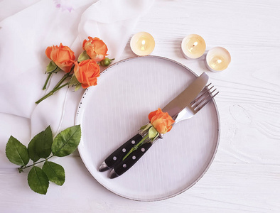 盘子，玫瑰花，木制背景蜡烛
