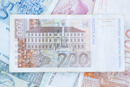 200张克罗地亚国家库纳货币。两张数百赫瓦茨卡库纳的纸条，来自克罗地亚的钱。