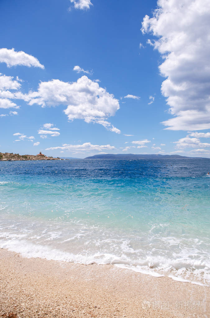 令人敬畏的海洋景观.多云的蓝天和清澈的亚得里亚海水.