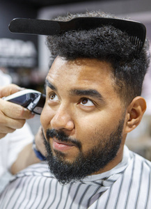 理发店理发店里的专业电动采煤机工具。男士美容处理过程中的贴身护理
