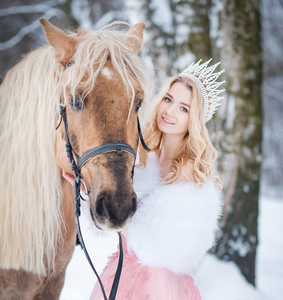 公主戴着皇冠，冬天带着马。 童话故事