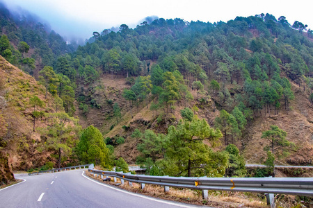 风景优美的道路穿过班尼赫特达尔胡西希马查尔邦的山谷,覆盖着山脉和