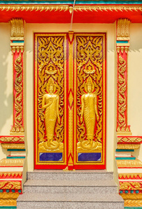 庙宇门上雕刻的木头美丽的泰国