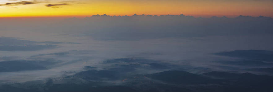 山谷里美丽的雾蒙蒙的黎明。 从巴比亚山波兰山顶俯瞰