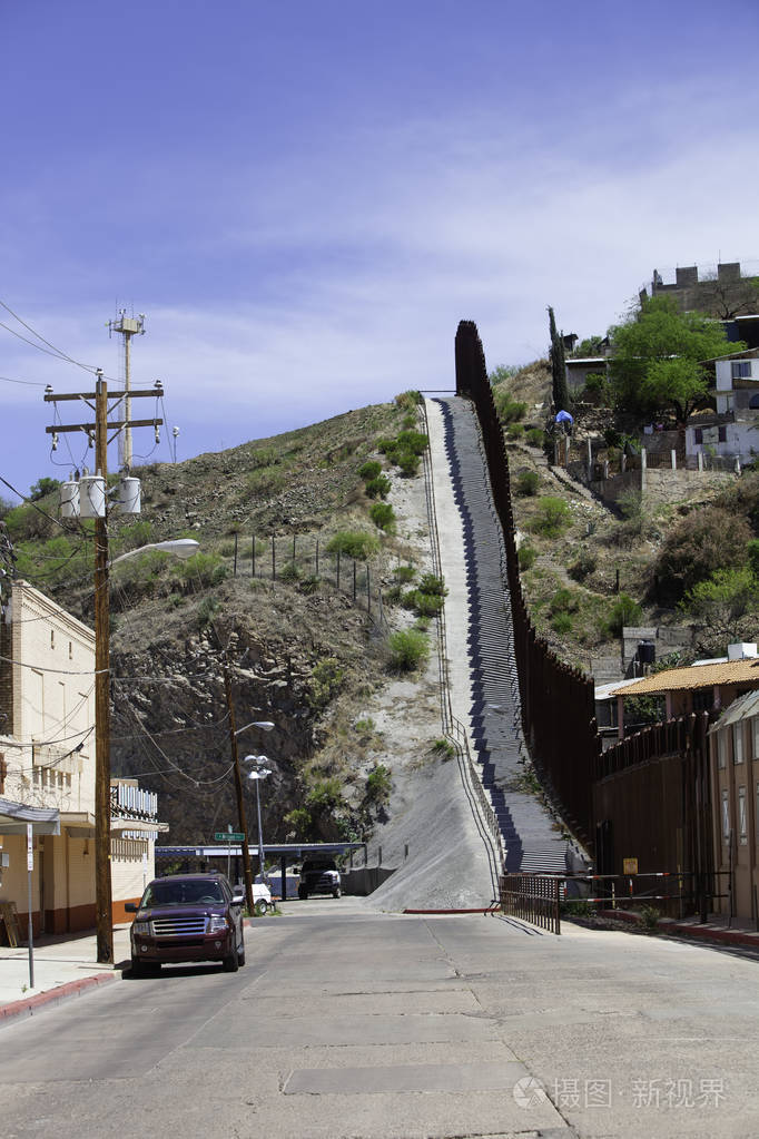 美国与墨西哥诺加莱斯的边境墙在右边,监视塔在左边
