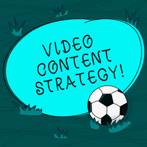 显示视频内容策略的概念手写。商业照片文本使用特定的视频格式根据购买阶段足球球的草和空白圆形形状的照片