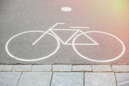 户外公园沥青上白色油漆自行车道标志. 健康生态运输的独立途径照片