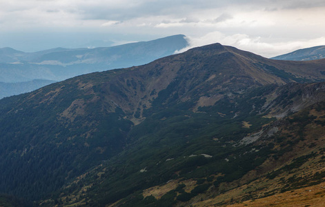 喀尔巴阡山公园阴云下的山峰