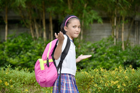 没有决定的可爱女孩学生带笔记本