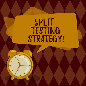 显示拆分测试策略的概念手写。展示进行实验以改进网站公制矩形语音气泡叠加和模拟闹钟的商业照片