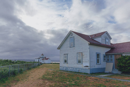 美国西雅图发现公园云层下的老房子和海上灯塔景观