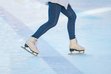 妇女溜冰鞋在溜冰场上