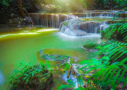 伊拉万瀑布国家公园，瀑布由美丽的天然石灰石形成。