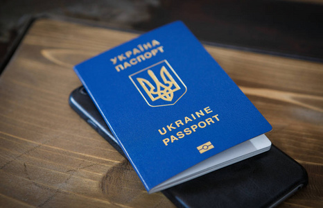 乌克兰公民无签证前往欧洲的新的现代生物特征乌克兰护照.照片