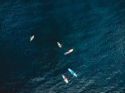 冲浪的鸟瞰图。 海洋冲浪者