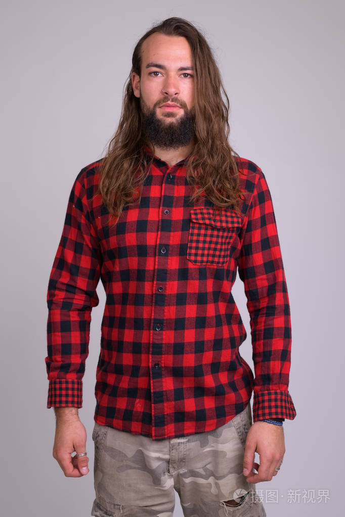 长头发的年轻英俊的长胡子的嬉皮士的画像