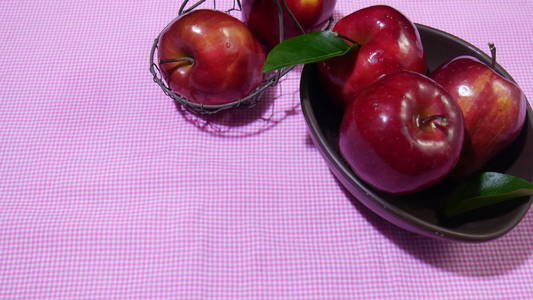 熟红苹果果实收集摄影