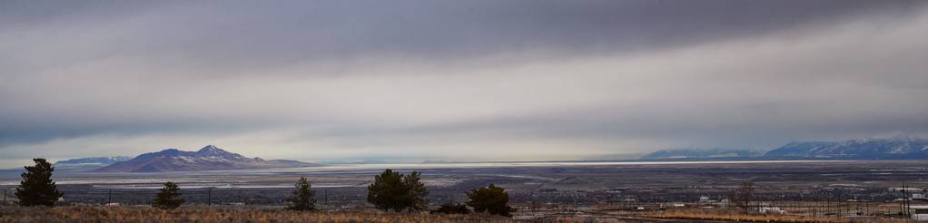 羚羊岛景观从马格纳扫云景观日出与伟大的盐湖州立公园在冬季。 美国犹他州。