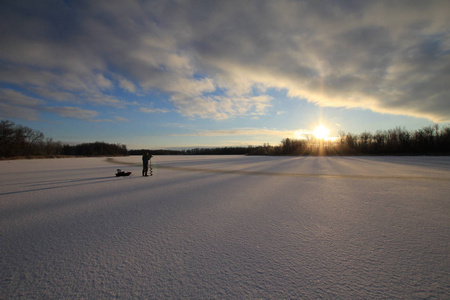清晨在湖上钓冰。 加拿大
