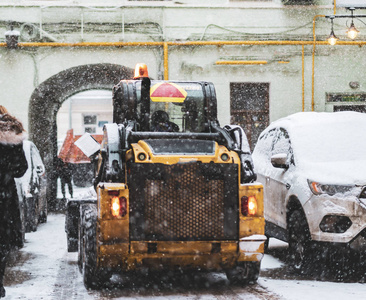 雪清洗机在城市街道努力工作 b