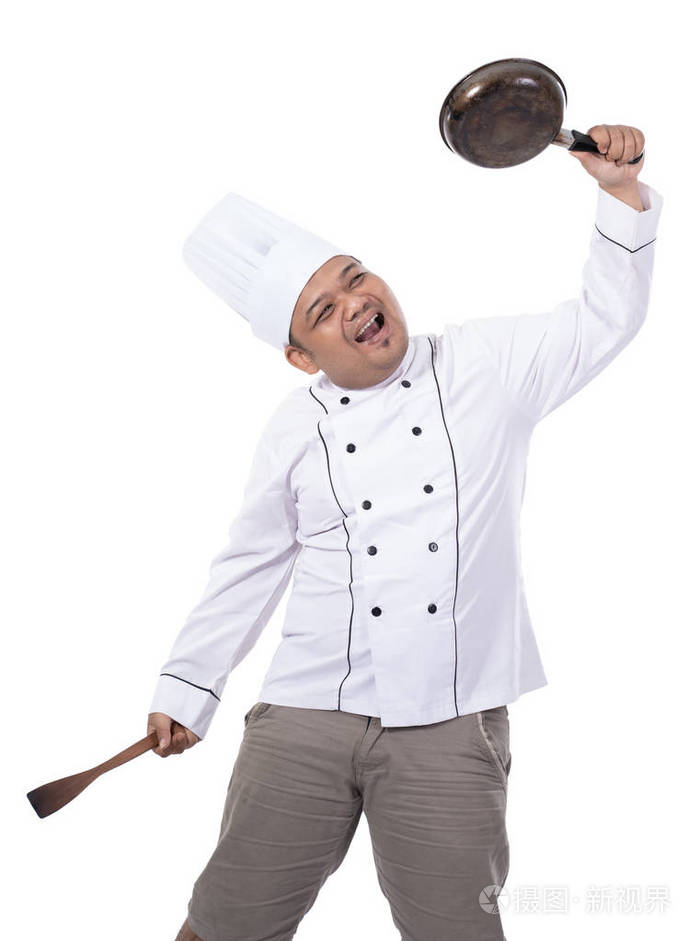 厨师信心的图像与姿势手举着平底锅