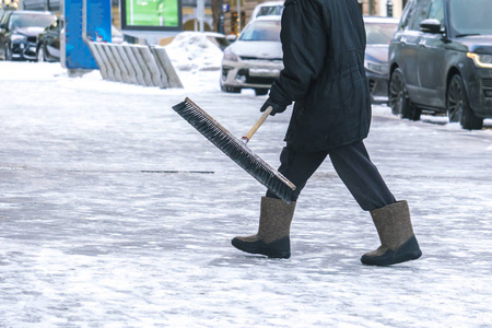 城市服务清洁街道从雪与特别工具在降雪以后 b