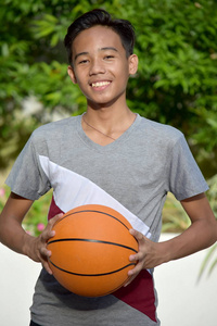 快乐青年菲律宾男篮球运动员带篮球