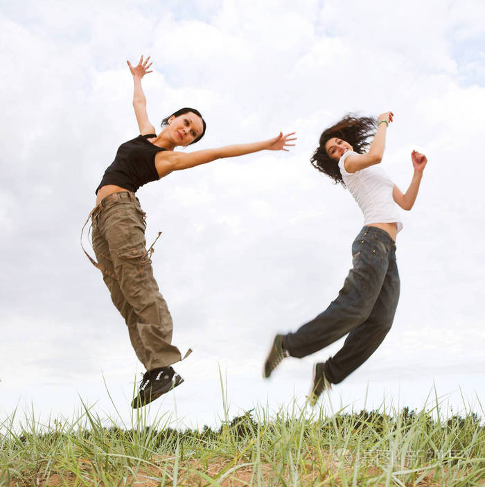 在公园里跳来跳去的女孩照片-正版商用图片17wqdl-摄图新视界