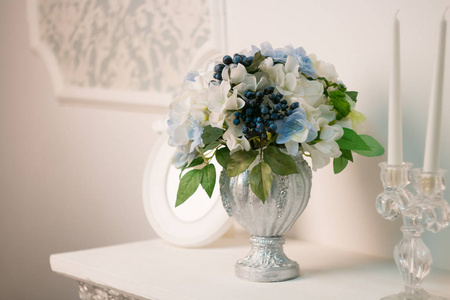 花瓶里新娘优雅的室内花束