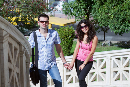 年轻的幸福夫妇在阳光明媚的一天在希腊首都雅典市观光