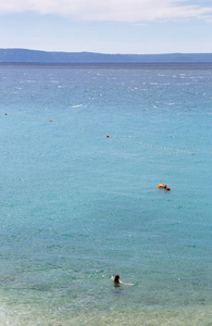 马卡尔斯卡，克劳蒂亚2017年6月18日游客喜欢在异国情调的热带度假胜地亚得里亚海清澈的水中游泳。暑假旅行的热门旅游目的地
