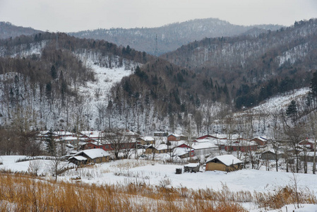 中国漠河县雪村的旧木屋。