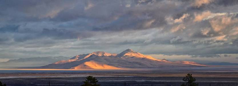 从麦格纳可以看到羚羊岛的景色，日出时可以看到云景，冬季还云景。美国犹他州。