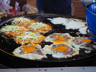 黑锅里煎鸡蛋.