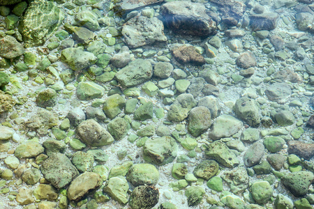 亚得里亚海透明的翡翠绿水。探索海岸的岩石底部，同时浮潜，潜水在异国情调的岛屿度假胜地在暑假旅行。假期旅游目的地