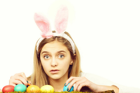 快乐复活节画彩蛋兔子耳中的女孩