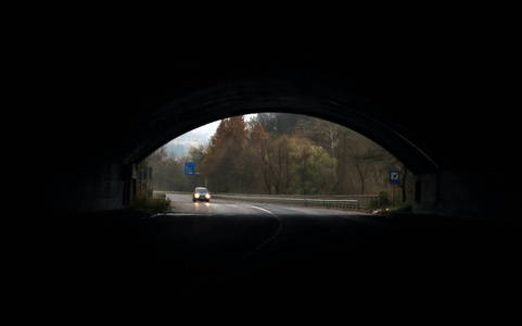 黑暗公路隧道的尽头