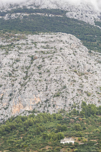 美丽的岩石山徒步旅行。天然壁纸。克罗地亚国家公园Biokovo山。暑假旅游景观背景..去山地公园远足。