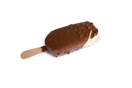 巧克力冰棒冰淇淋，白色背景，选择性聚焦和作物碎片