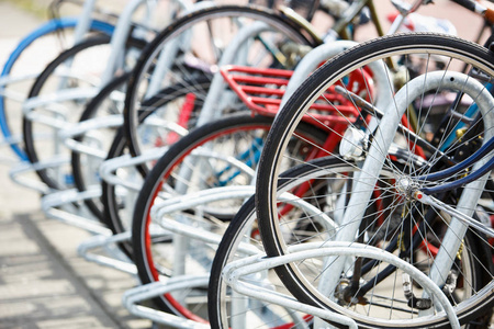 阿姆斯特丹市街的自行车停车场。许多不同的自行车锁在金属支架上。荷兰健康的尿囊运输。