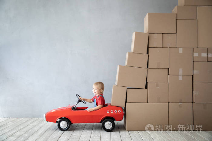 快乐的孩子在新家玩耍 孩子开玩具车 移动日概念照片 正版商用图片17wu9x 摄图新视界