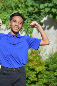 肌肉发达的菲律宾青少年男性