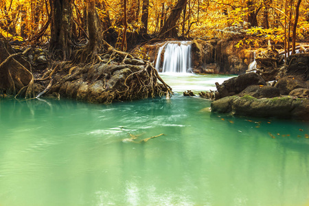 泰国umphang国家公园美丽的自然瀑布