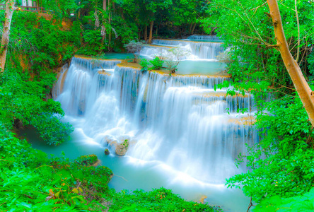 伊拉万瀑布国家公园，瀑布由美丽的天然石灰石形成。