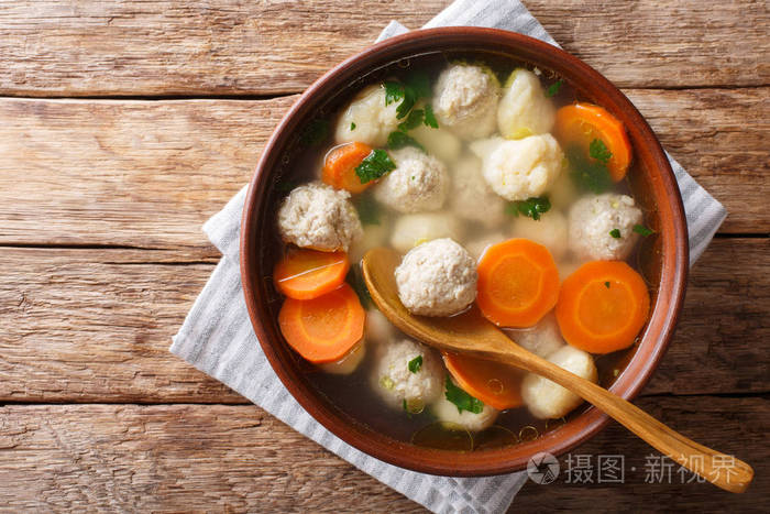 传统的丹麦汤,肉丸和饺子紧贴在桌子上的碗里. 水平顶部视图
