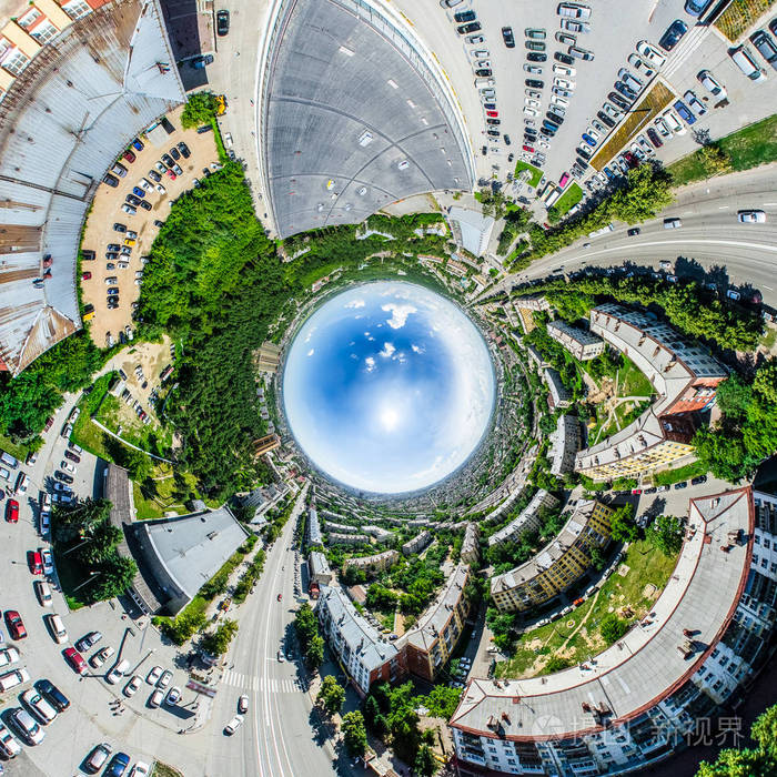 与空中城市景观, 十字路口, 道路, 房屋, 建筑物, 公园及停车场.