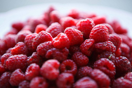 一大盘成熟的红树莓。 良好的天然维生素食品，健康营养