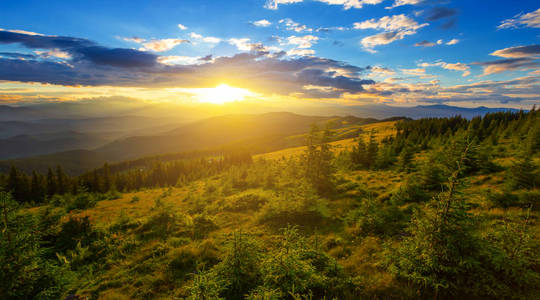 日落时美丽的山谷景观，在青山上浓密的云层中
