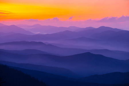 夕阳下美丽的紫罗兰色山链剪影