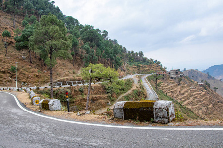 风景优美的道路穿过班尼赫特达尔胡西希马查尔邦的山谷，覆盖着山脉和树木。 驾车上山景区道路旅游概念
